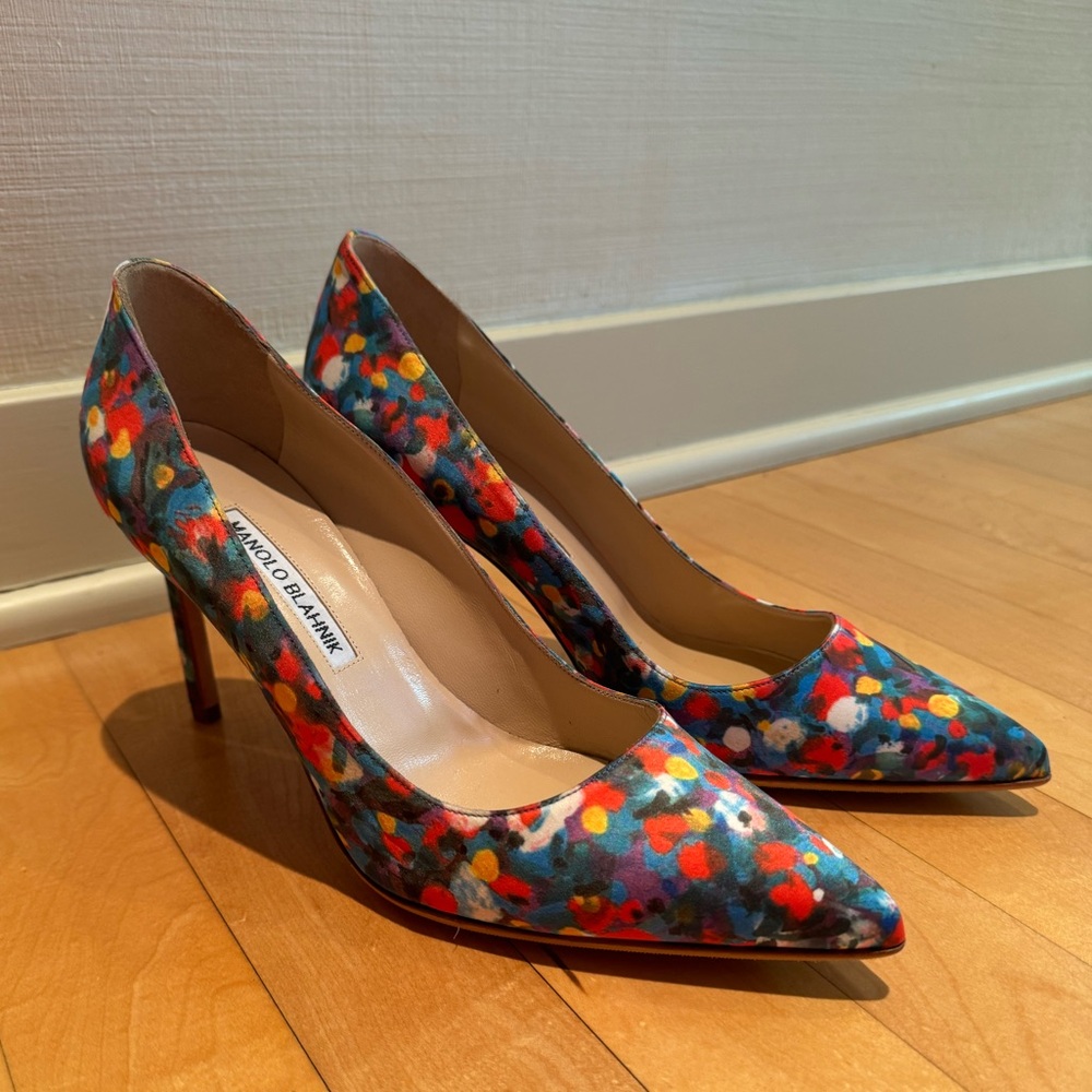 NEVER WORN Manolo Blahnik multi-colored satin pumps